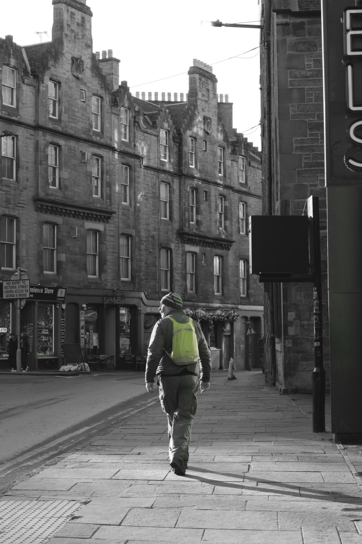 Black and white street photograph in Edinburgh